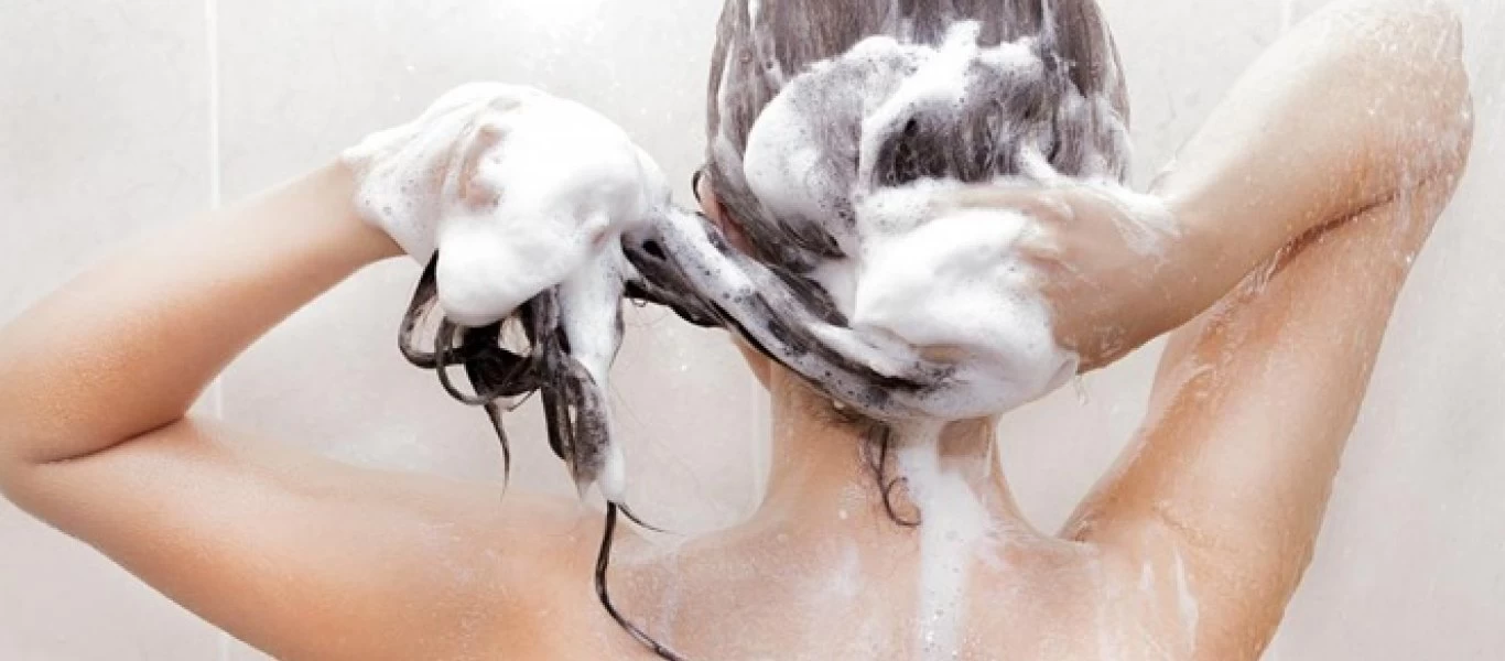 Αυτά είναι τα λάθη στο λούσιμο που μπορούν να προκαλέσουν τριχόπτωση